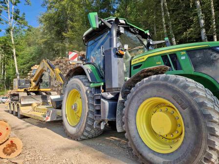 JD mit Tiefgänger beim Bagger-Transport
